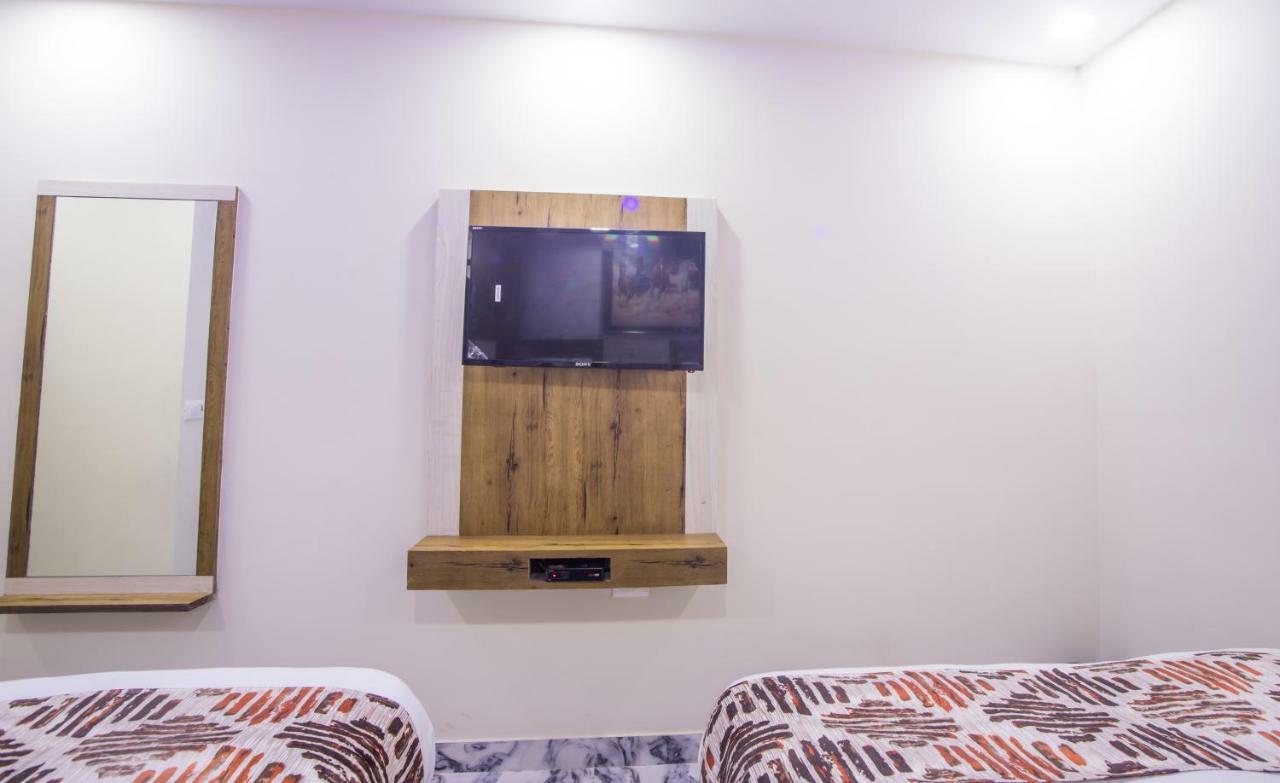 Hotel Harsha International Új-Delhi Kültér fotó